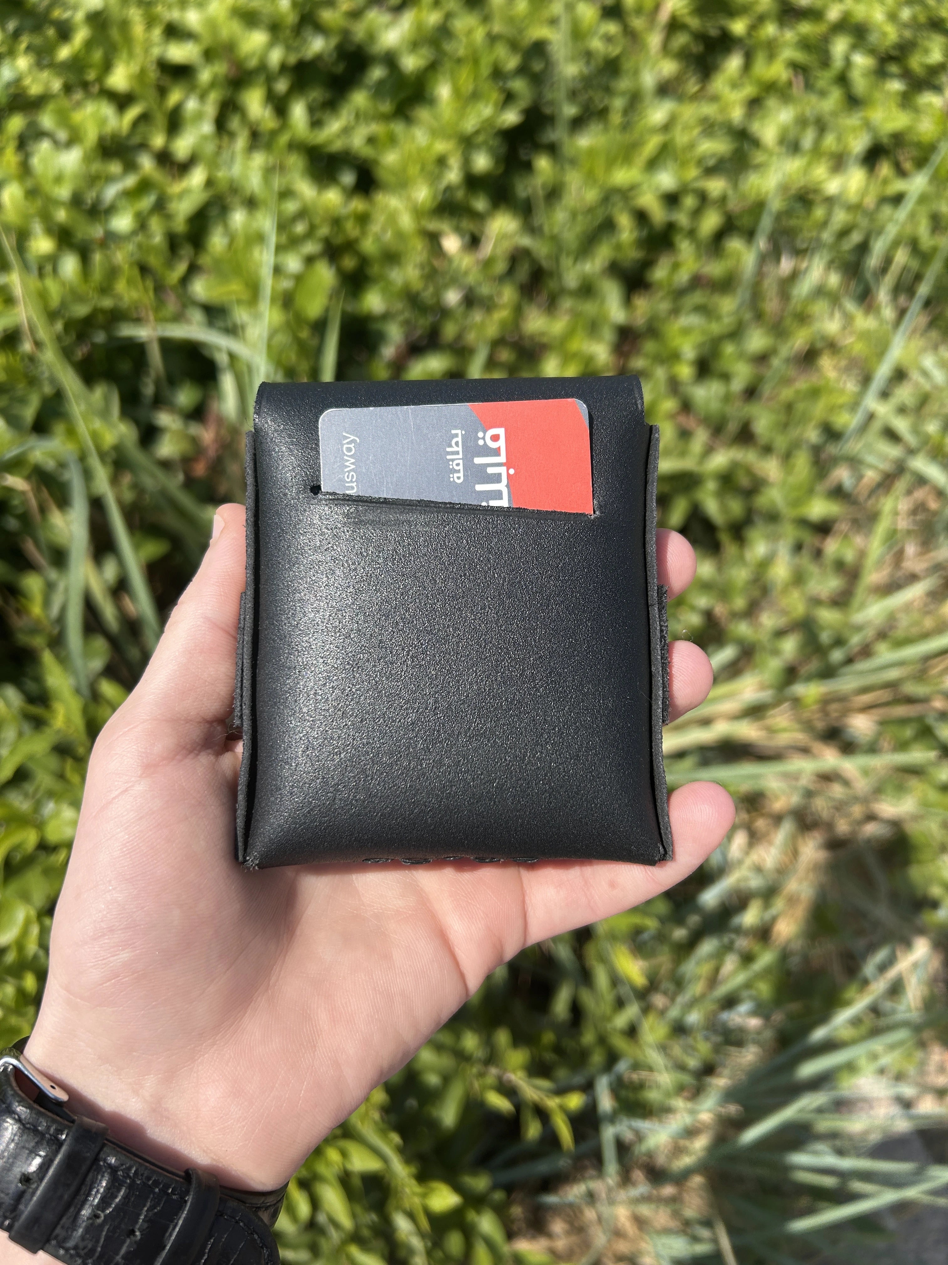 Gros plan sur le grain naturel et la texture du cuir bovin utilisé par North Atlas.