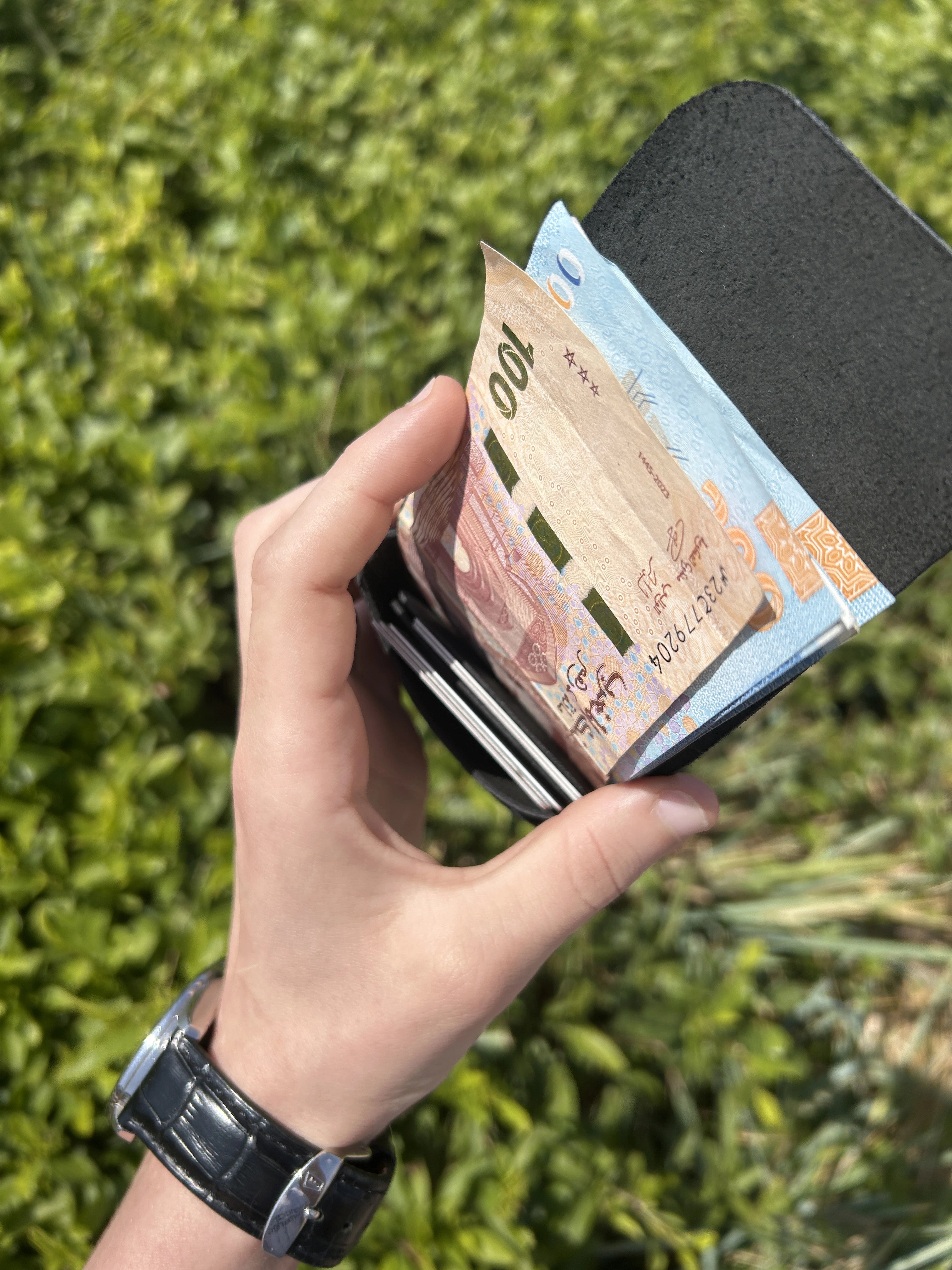 Vue intérieure du portefeuille Le Carré montrant l'organisation des cartes et billets.