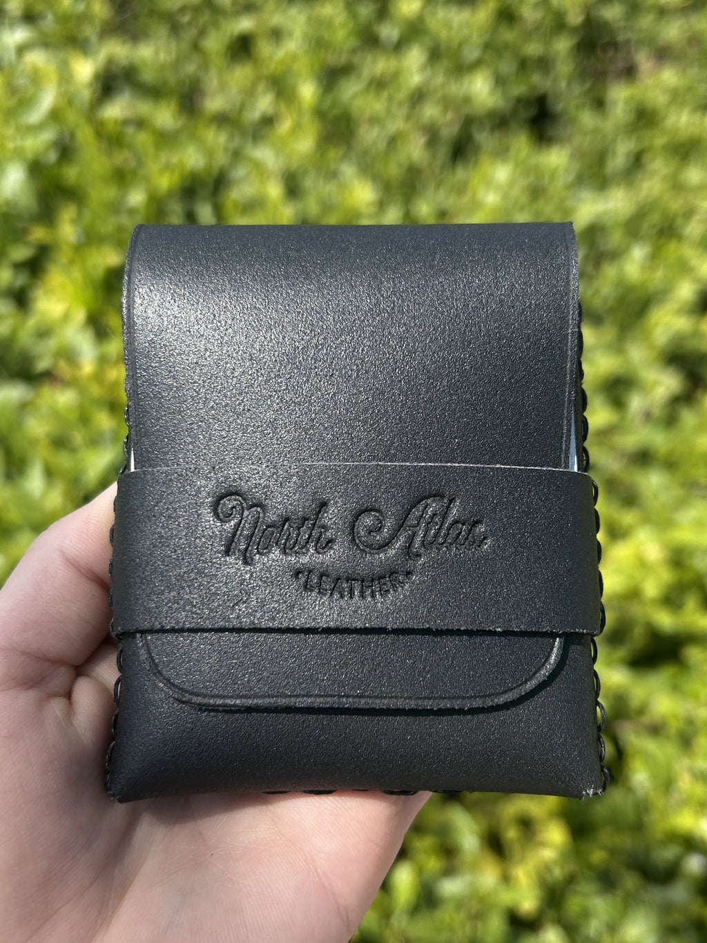 Portefeuille Le Carré V.2 en cuir bovin au design minimaliste et épuré.